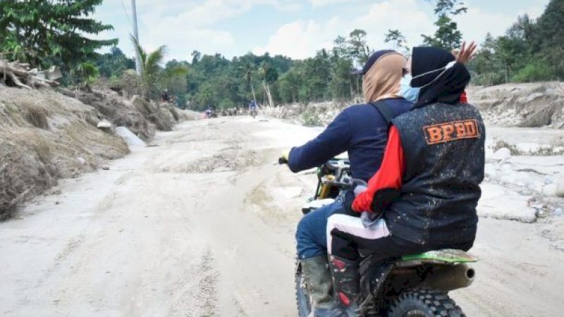 Bupati Luwu Utara Indah Putri Indriani saat meninjau sejumlah titik banjir bandang.