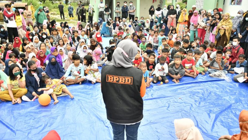 Bupati Luwu Utara, Indah Putri Indriani, memperingati Hari Anak Nasional (HAN) 2020 bersama dengan anak-anak di lokasi pengungsian korban banjir bandang, Minggu (26/7/2020) di Posko Pengungsian Kelurahan Kappuna, Masamba.