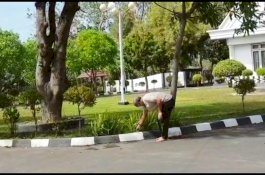 Positif Covid-19, Bupati Jeneponto Berjemur dan Cabut Rumput di Rumah Jabatan