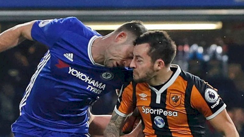 Gary Cahill berduel dengan Ryan Mason saat Chelsea bersua Hull City, Januari lalu. Benturan itu mengakibatkan cedera para pada kepala Ryan Mason. Sumber: Mirror.