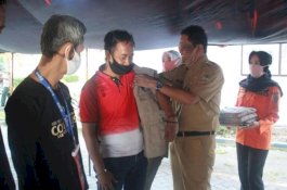 Wujud Penghargaan, Relawan Satgas Covid-19 Barru Punya Rompi Khusus