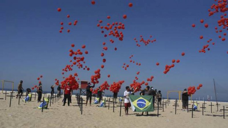 Orang-orang melepaskan balon merah sebagai penghormatan kepada 100.000 orang Brasil yang kehilangan nyawa karena virus corona. (Foto / Getty Images)