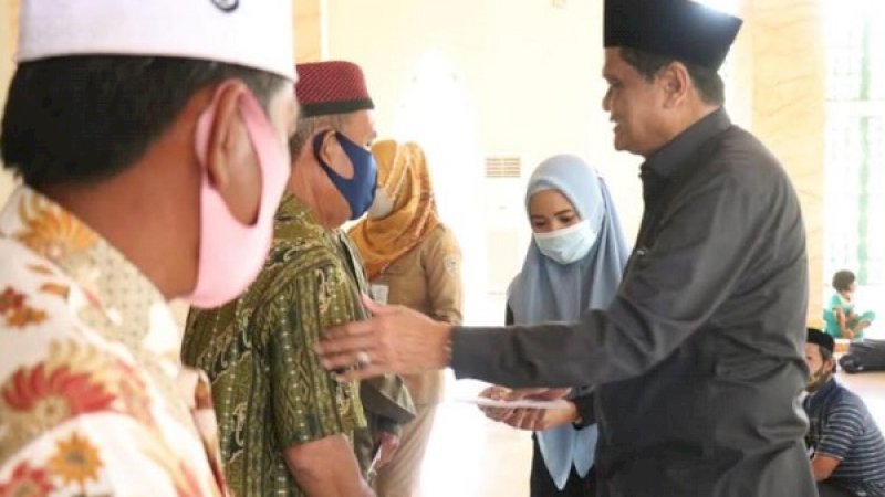 Bupati Barru, Suardi Saleh, menyerahkan insentif triwulan III tahun 2020 untuk pegawai syara dan guru mengaji di Kecamatan Soppeng Riaja dan Mallusetasi, Kabupaten Barru, di Masjid Mangkoso, Senin (14/9/2020) kemarin.