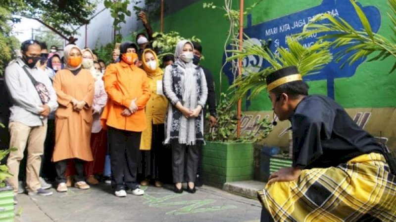 Fatmawati Rusdi disambut dengan tradisi angngaru sebagai bentuk penghormatan saat datang bersilaturahmi dengann warga.