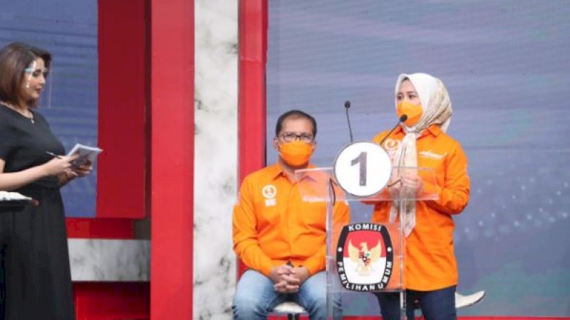 Mohammad Ramdhan Pomanto dan Fatmawati Rusdi saat tampil pada debat publik putaran kedua yang berlangsung di Jakarta, Selasa malam (24/11/2020).