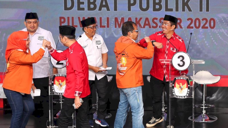 Para kandidat Pilkada Makassar 2020 melalukan "salam corona" usai debat publik putaran kedua Pilkada Makassar 2020. 