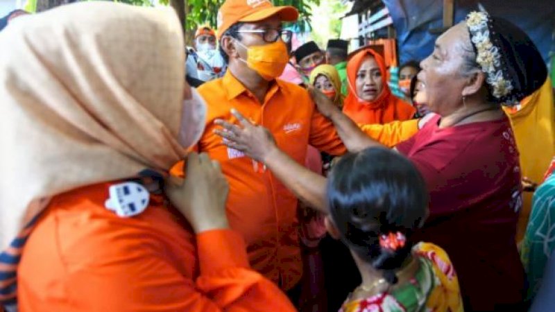 Mohammad Ramdhan Pomanto-Fatmawati Rusdi saat turun bersosialisasi menemui warga.