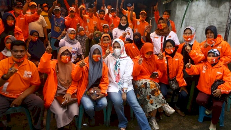 Fatmawati Rusdi berfoto bersama para pendukung saat kampanye di Kelurahan Tamangapa, Kecamatan Manggala, Selasa (1/12/2020). 