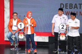 Tampil Kekinian di Debat, Danny-Fatma Kompak Pakai Kostum Semikasual