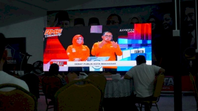 Suasana nonton bareng debat kandidat Pilkada Makassar 2020 di kediaman Fatmawati Rusdi, Jalan Faisal Raya 2, Sabtu malam (7/11/2020). 