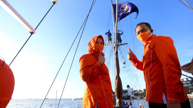 Pasangan Danny-Fatma saat deklarasi di atas Kapal Pinisi, Pantai Losari Makassar. 