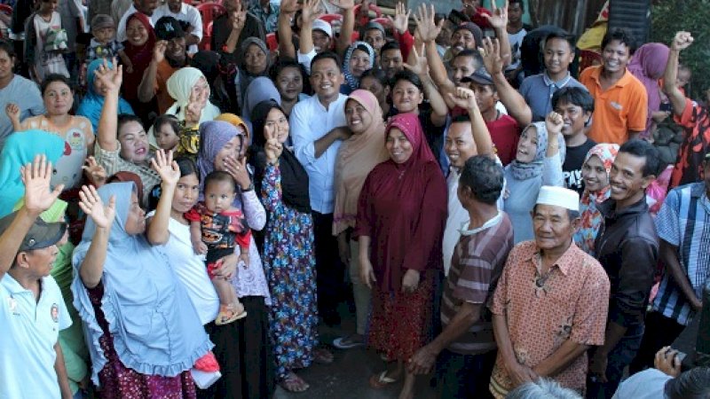 Ilham Azikin bersama warga