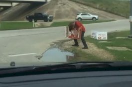 Orang Ini Digaji Dengarkan Musik Metal dan Headbanging Sehari Penuh