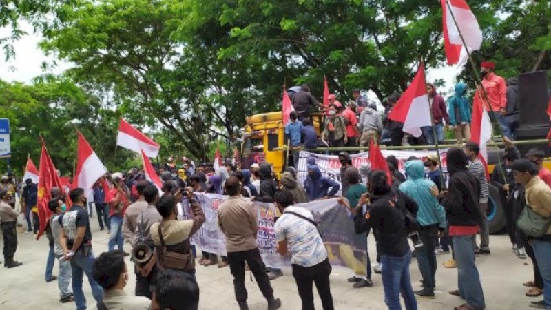 Demo Berakhir Ricuh, Massa Saling Lempar Batu di Halaman Rujab Bupati Barru