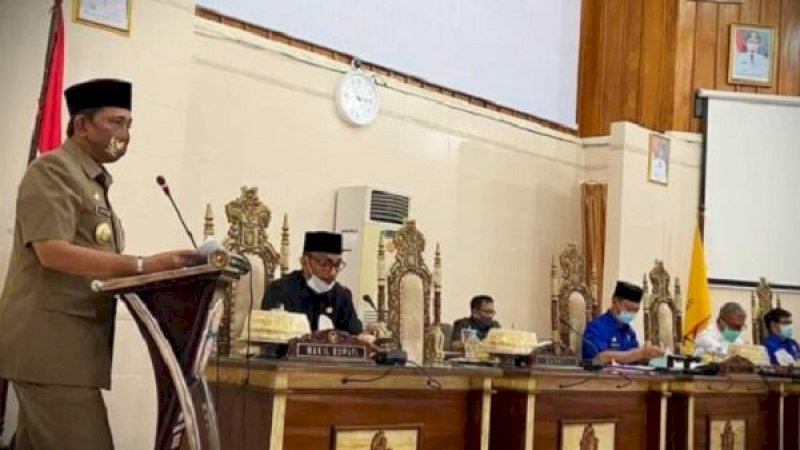 Bupati Wajo, Amran Mahmud, memberikan jawaban dan tanggapan atas Pemandangan Umum Fraksi DPRD Wajo terhadap tiga Rancangan Peraturan Daerah (Ranperda), Jumat (14/8/2020).