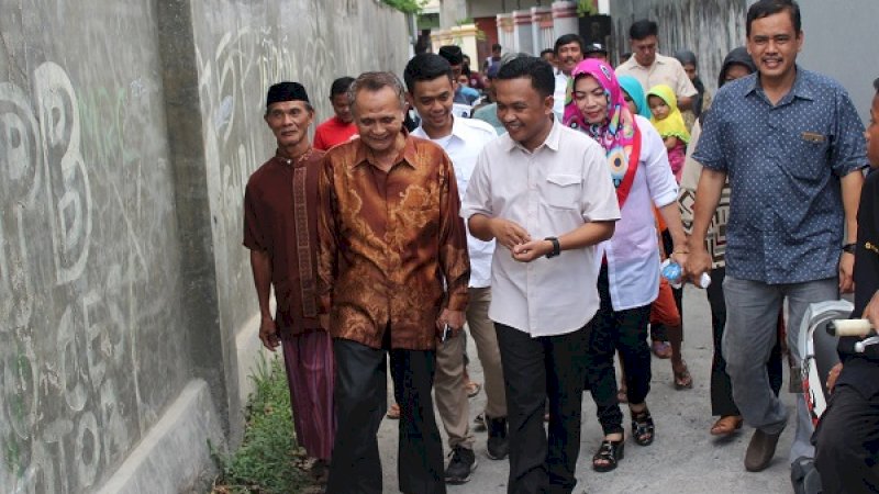 Ilham Azikin berjalan bersama Karim Bagada, salah seorang tokoh agama Kampung Maricayya, Kecamatan Bantaeng, ,Rabu (7/3/2018).