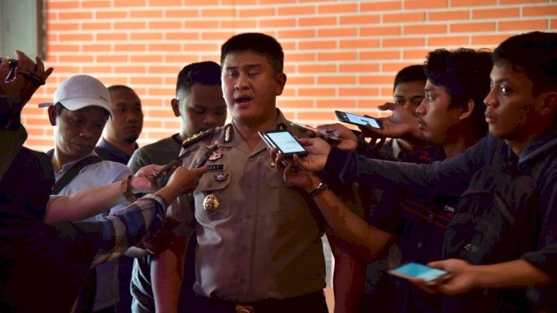 Kabid Humas Polda Sulsel, Kombes Pol Dicky Sondani, saat melayani wawancara dengan wartawan.