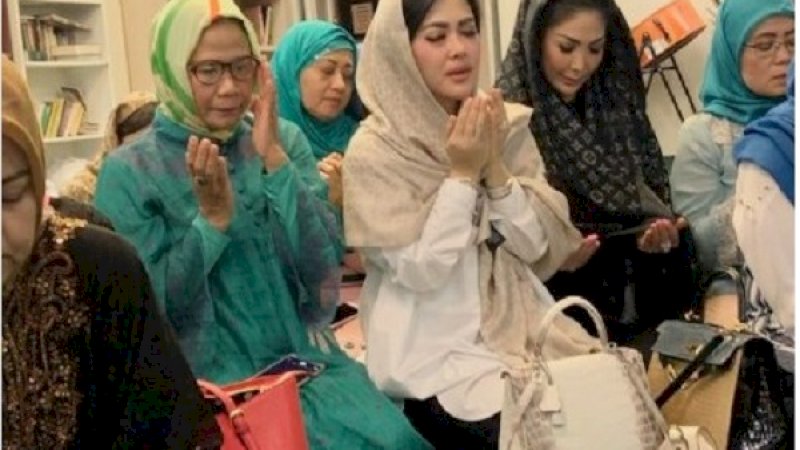 Syahrini khusyuk berdoa.
