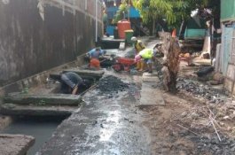 DLH Parepare Turun Keruk Selokan dan Bersihkan Tumpukan Sampah