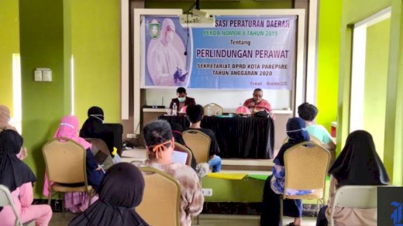 Anggota DPRD Kota Parepare dari Partai Bulan Bintang (PBB), Sudirman Tansi, menyosialisasikan Peraturan Daerah Kota Parepare Nomor Perlindungan Perawat, di Cafe Alya, Jumat (20/11/2020).