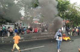 Minta Pagar Dibuka, Massa Ingin Duduki Gedung DPRD Sulsel