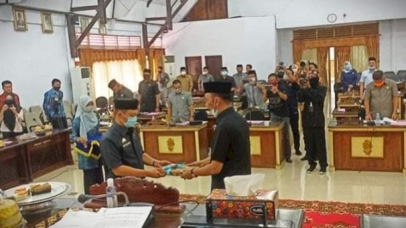 Dewan Perwakilan Rakyat Daerah (DPRD) Kabupaten Wajo menggelar rapat paripurna dengan agenda penjelasan pimpinan komisi pengusul terhadap Ranperda usul inisatif DPRD Wajo dan pendapat Bupati Wajo terhadap ranperda hak inisiatif DPRD Wajo, Kamis (13/8/2020).