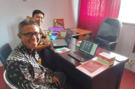 Dosen JBSI UNM Latih Siswa Pinrang Membaca dan Menulis Puisi