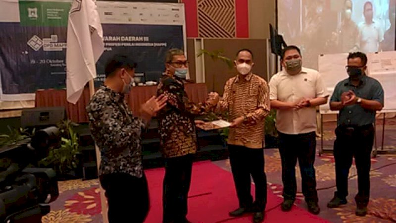 Ketua DPD Mappi Sulamapua periode 2016-2020, Ahmad Syawal menyerahkan jabatan secara simbolis kepada Abdullah Najang (tengah), Selasa (20/10/2020).