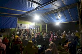 Patuhi Protokol Kesehatan, Indah-Suaib Bagi-bagi Masker saat Kampanye