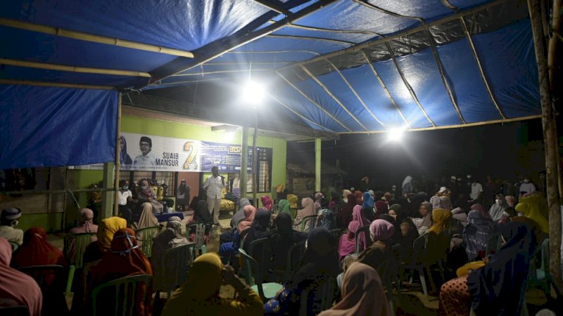 Patuhi Protokol Kesehatan, Indah-Suaib Bagi-bagi Masker saat Kampanye