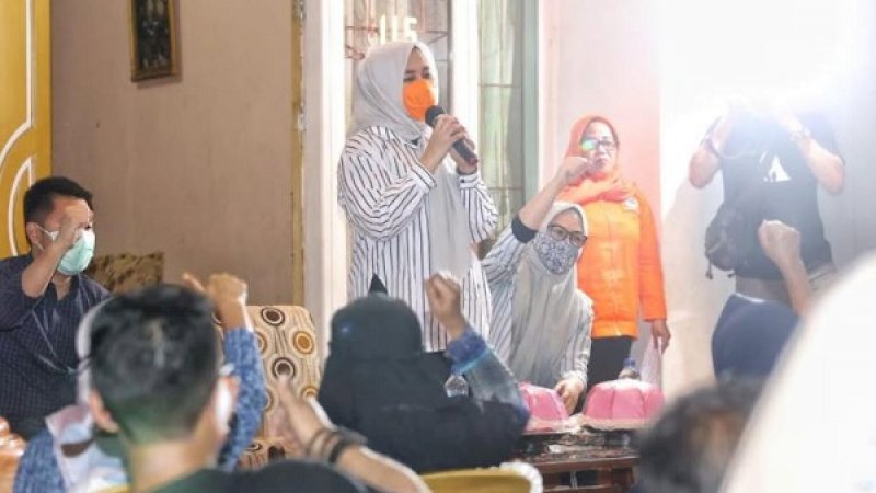 Fatmawati Rusdi saat bersilaturahmi dengan warga di Kelurahan Mannuruki, Kecamatan Tamalate, Selasa malam (15/9/2020). 