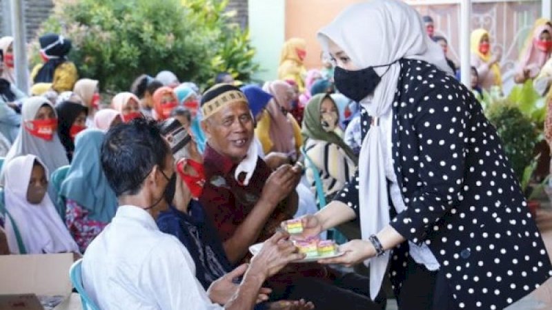 Kandidat Wakil Wali Kota Makassar, Fatmawati Rusdi, menawarkan kue kepada warga saat silaturahmi di Kecamatan Manggala, Kamis (20/8/2020).