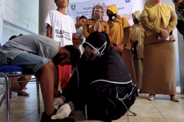 Bersama Donatur, Erna Rasyid Taufan Hadiahi Sepatu untuk Anak-anak Pasar