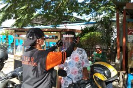 Kecamatan Ujung Parepare Sosialisasi Perwali dan Bagi Face Shield ke Warga