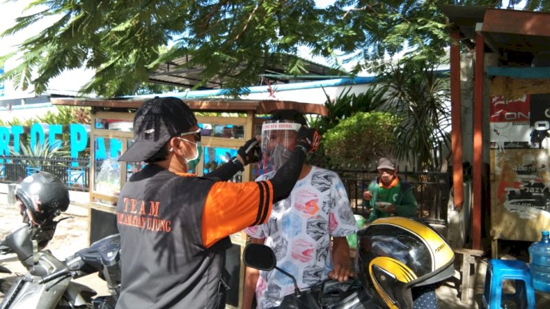 Kecamatan Ujung Parepare Sosialisasi Perwali dan Bagi Face Shield ke Warga