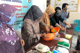 LPkM UMI Ajar Warga Desa Borisallo Gowa Bikin Sabun Cuci Tangan dari Tanaman Lidah Buaya