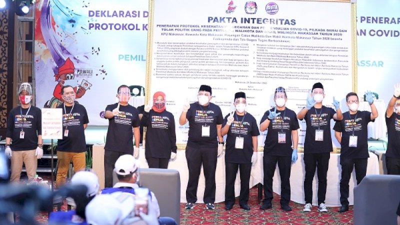 Seluruh pasangan calon membacakan pakta integritas terkait komitmen untuk menerapkan protokol kesehatan di semua tahapan Pilwalkot Makassar 2020 di Hotel Harper, Jalan Perintis Kemerdekaan, Kamis (24/9/2020).
