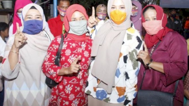 Fatmawati Rusdi (kedua kanan) berfoto bersama warga dan tokoh masyarakat.