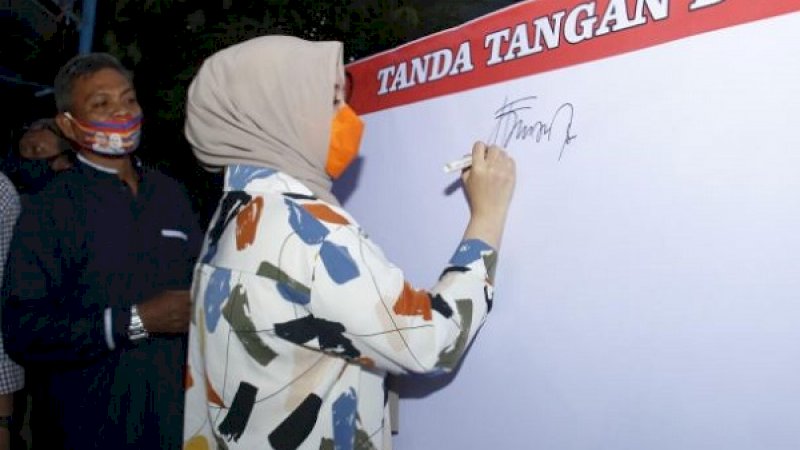 Fatmawati Rusdi menandatangani spanduk dukungan yang selanjutnya diikuti warga perumahan Vila Mutiara Biru, Kelurahan Bulurokeng, Kecamatan Biringkanaya.