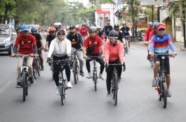 Nikmati Akhir Pekan, Fatma Ditemani Rudal dan dr Onasis Gowes Keliling Makassar