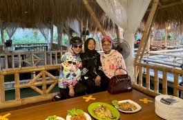 Intip Keakraban Fatma dengan Keluarga: Gowes hingga Makan Bersama Ibunda dan Anak