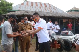 Pemkot Palopo Serahkan Hand Traktor ke Kelompok Tani di Telluwanua