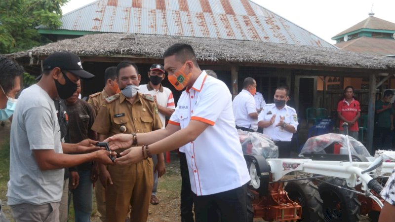 Pemkot Palopo Serahkan Hand Traktor ke Kelompok Tani di Telluwanua