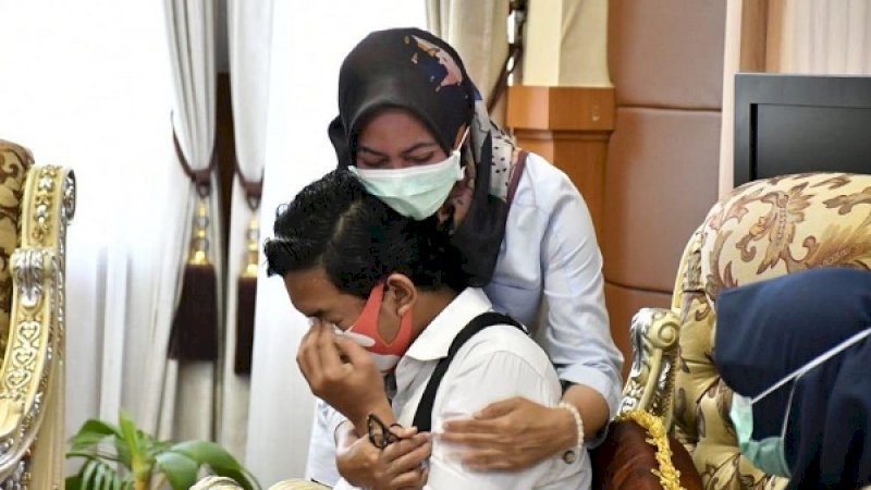 Bupati Luwu Utara, Indah Putri Indriani, menangis haru sambil memeluk Wakil Ketua Forum Anak Kabupaten Barru, Muhammad Ikhlasul Amal.