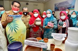 Ketua PKK Sulsel Beri Pelatihan Peningkatan Nilai Jual Garam di Jeneponto