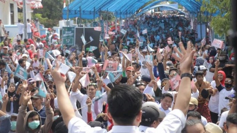 Pawai warga Kabupaten Bulukumba antar Tomy Satria dan Andi Makkasau mendaftar ke KPU Bulukumba, Sabtu (5/9/2020).