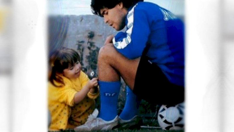 Potret kebersamaan Giannina kecil bersama dengan Diego Maradona di kala muda. (Foto: Instagram Giannina)