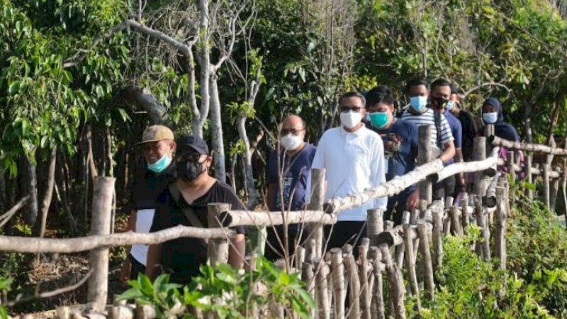 Gubernur Sulawesi Selatan, Nurdin Abdullah, mengecek progres pembangunan titik nol dan pedestrian di kawasan wisata Bira, Kabupaten Bulukumba, Senin (8/11/2020).