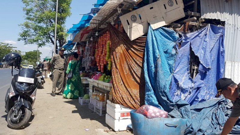 Gunakan Bahu Jalan, Satpol PP Maros Tertibkan Deretan Penjual Buah
