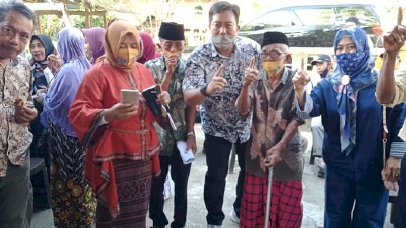 Andi Hamzah Pangky berfoto bersama warga.